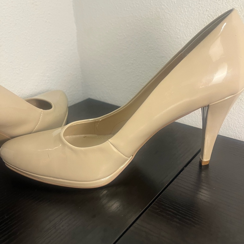 Ellen Tracy Cream Heels Classic Stiletto Design - Picture 8 of 10